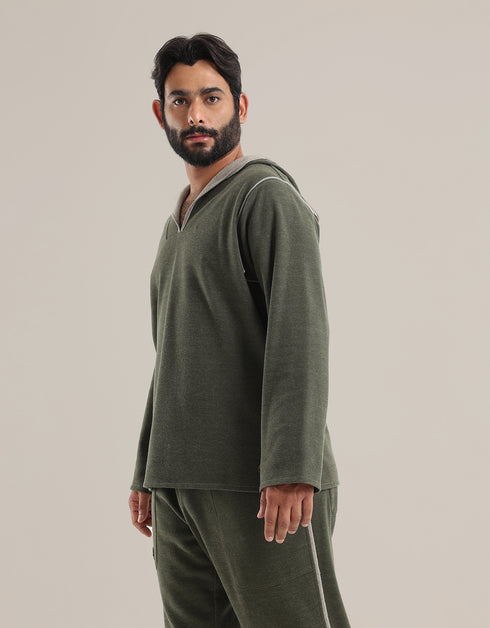 Hooded sweater with long sleeves